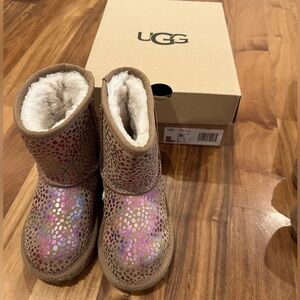Toddler girls UGGs size 9, Used very good condition.